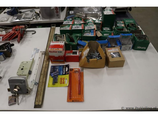 Partij diversen o.a. sloten, fisher pluggen & spax houtschroef 4x30 - afbeelding 1 van  9