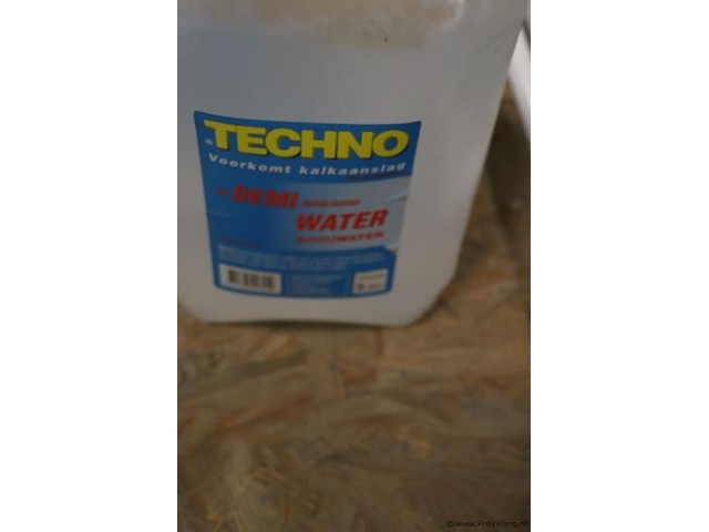 Partij diversen o.a. techno gedemineraliseerd water demi, kroon oil koelvloeistof & fairline ruitenvloeistof - afbeelding 2 van  6