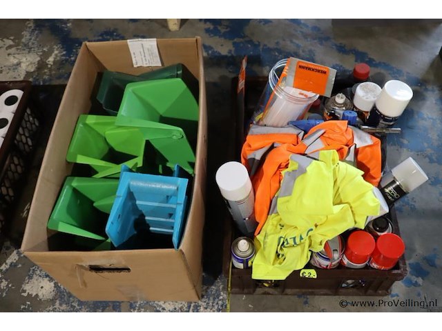 Partij diversen o.a. tuinslanghouders & wurth rubberspray - afbeelding 1 van  10