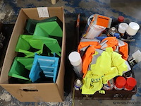 Partij diversen o.a. tuinslanghouders & wurth rubberspray - afbeelding 1 van  10