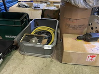 Partij diversen onder tafel - afbeelding 1 van  7