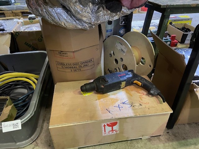 Partij diversen onder tafel - afbeelding 2 van  7