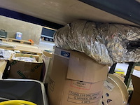 Partij diversen onder tafel - afbeelding 3 van  7