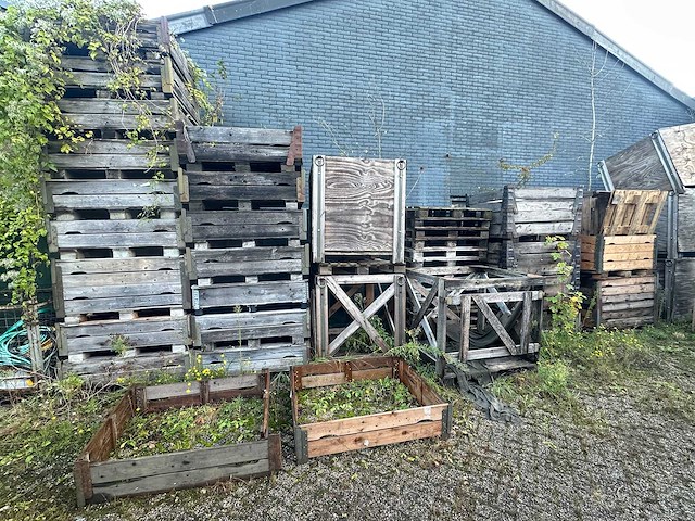 Partij diversen, pallets en palletboxen op het buitenterrein - afbeelding 1 van  14
