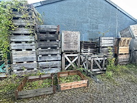 Partij diversen, pallets en palletboxen op het buitenterrein - afbeelding 1 van  14
