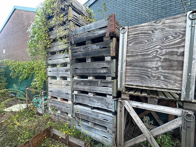 Partij diversen, pallets en palletboxen op het buitenterrein - afbeelding 8 van  14