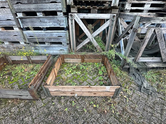 Partij diversen, pallets en palletboxen op het buitenterrein - afbeelding 9 van  14