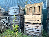Partij diversen, pallets en palletboxen op het buitenterrein - afbeelding 10 van  14