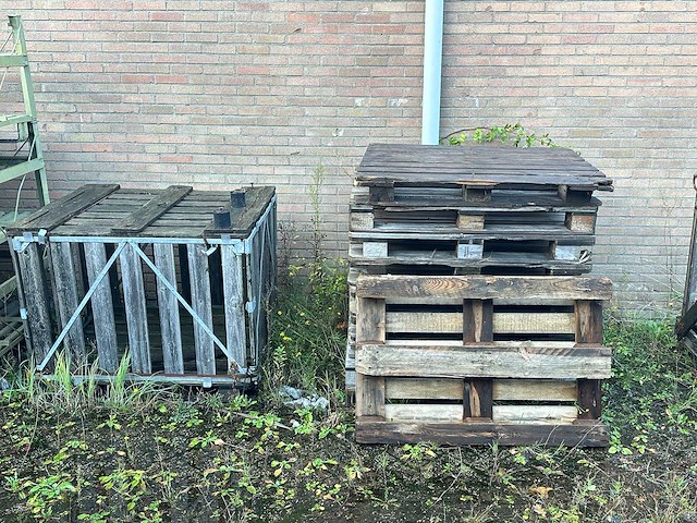 Partij diversen, pallets en palletboxen op het buitenterrein - afbeelding 11 van  14
