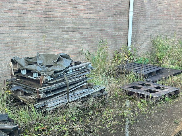 Partij diversen, pallets en palletboxen op het buitenterrein - afbeelding 12 van  14