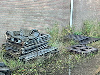 Partij diversen, pallets en palletboxen op het buitenterrein - afbeelding 12 van  14