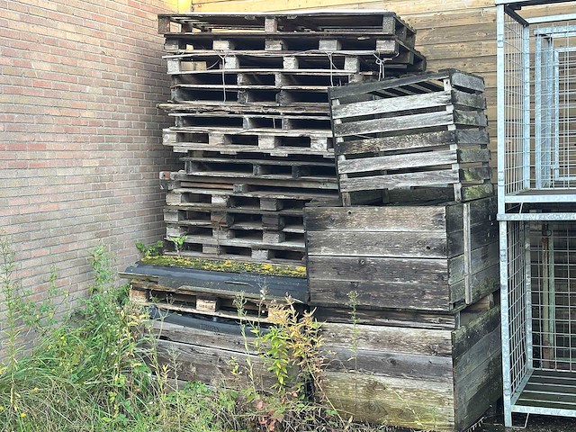 Partij diversen, pallets en palletboxen op het buitenterrein - afbeelding 13 van  14