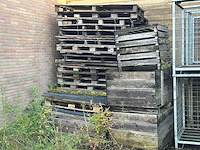 Partij diversen, pallets en palletboxen op het buitenterrein - afbeelding 13 van  14