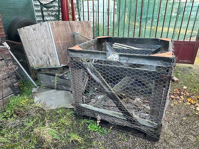 Partij diversen, pallets en palletboxen op het buitenterrein - afbeelding 14 van  14
