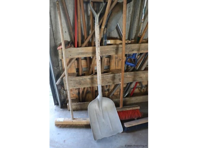 Partij diversen soorten (tuin) gereedschap o.a. bezems, sneeuwschep, dweil & hark - afbeelding 2 van  5