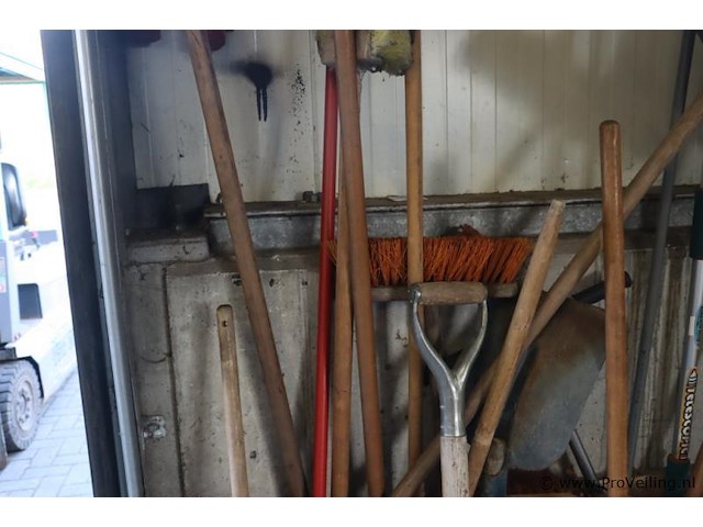 Partij diversen soorten (tuin) gereedschap o.a. bezems, sneeuwschep, dweil & hark - afbeelding 3 van  5