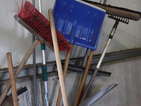 Partij diversen soorten (tuin) gereedschap o.a. bezems, sneeuwschep, dweil & hark - afbeelding 4 van  5