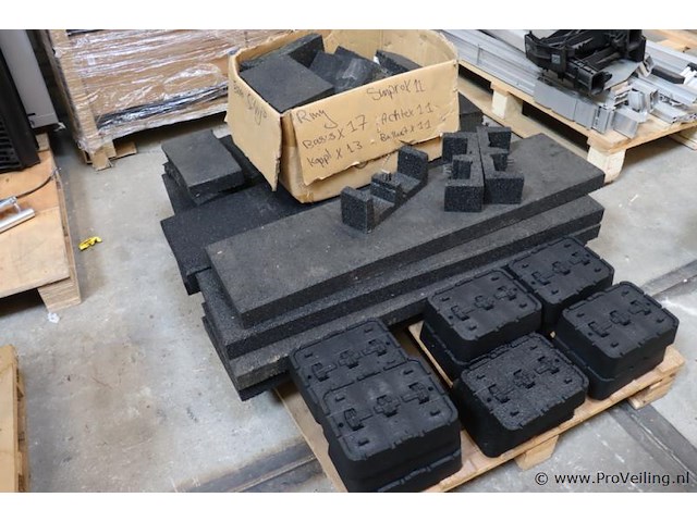 Partij diversen t.b.v. zonnepanelen o.a. schuimrubberen beschermingshoeken en profielen - afbeelding 1 van  5