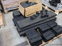 Partij diversen t.b.v. zonnepanelen o.a. schuimrubberen beschermingshoeken en profielen - afbeelding 1 van  5