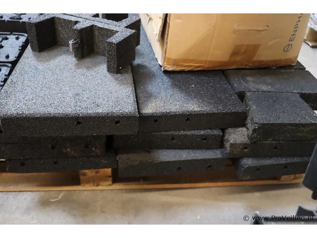 Partij diversen t.b.v. zonnepanelen o.a. schuimrubberen beschermingshoeken en profielen - afbeelding 4 van  5