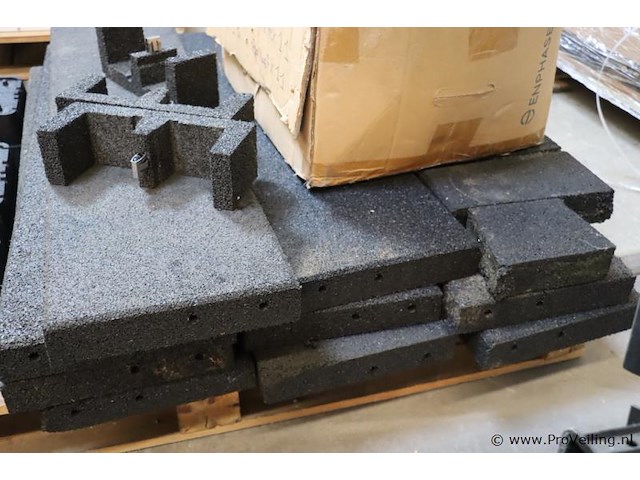 Partij diversen t.b.v. zonnepanelen o.a. schuimrubberen beschermingshoeken en profielen - afbeelding 5 van  5