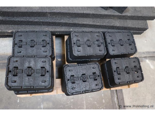 Partij diversen t.b.v. zonnepanelen o.a. schuimrubberen beschermingshoeken en profielen - afbeelding 2 van  5