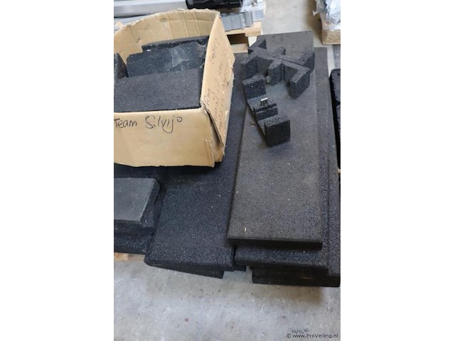 Partij diversen t.b.v. zonnepanelen o.a. schuimrubberen beschermingshoeken en profielen - afbeelding 3 van  5