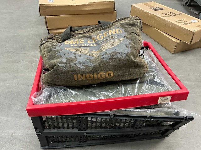 Partij diversen, waaronder witte en zwarte theaterdoeken, speakerbeugels - afbeelding 2 van  10