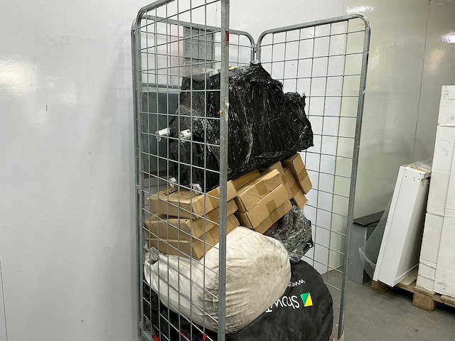 Partij diversen, waaronder witte en zwarte theaterdoeken, speakerbeugels - afbeelding 1 van  10