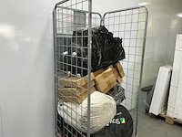 Partij diversen, waaronder witte en zwarte theaterdoeken, speakerbeugels - afbeelding 1 van  10