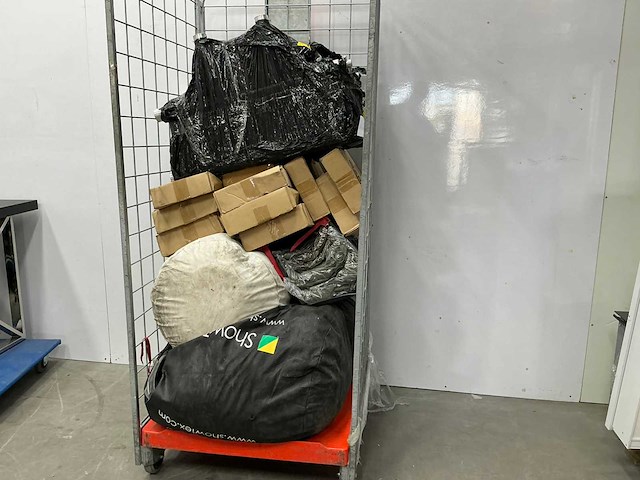 Partij diversen, waaronder witte en zwarte theaterdoeken, speakerbeugels - afbeelding 3 van  10