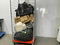 Partij diversen, waaronder witte en zwarte theaterdoeken, speakerbeugels - afbeelding 3 van  10