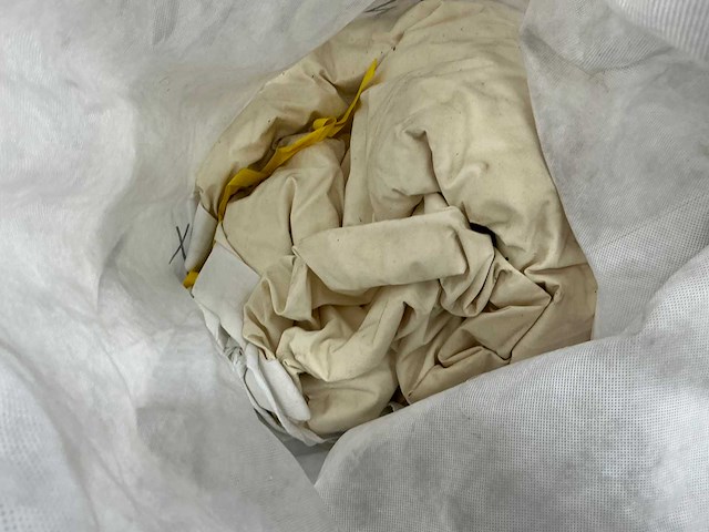 Partij diversen, waaronder witte en zwarte theaterdoeken, speakerbeugels - afbeelding 4 van  10