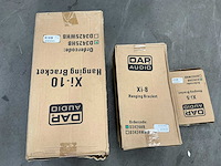 Partij diversen, waaronder witte en zwarte theaterdoeken, speakerbeugels - afbeelding 5 van  10