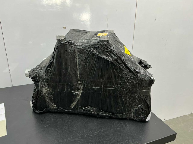 Partij diversen, waaronder witte en zwarte theaterdoeken, speakerbeugels - afbeelding 8 van  10