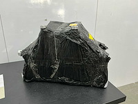 Partij diversen, waaronder witte en zwarte theaterdoeken, speakerbeugels - afbeelding 8 van  10