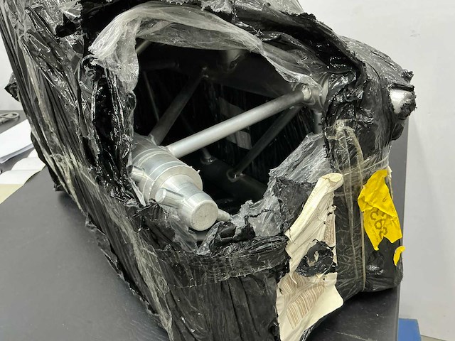 Partij diversen, waaronder witte en zwarte theaterdoeken, speakerbeugels - afbeelding 9 van  10