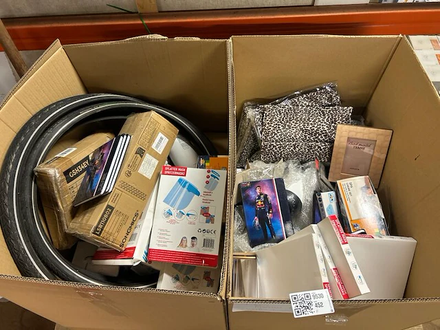 Partij diversen w.o. fietsbanden en woonaccessoires - afbeelding 1 van  7