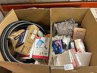 Partij diversen w.o. fietsbanden en woonaccessoires