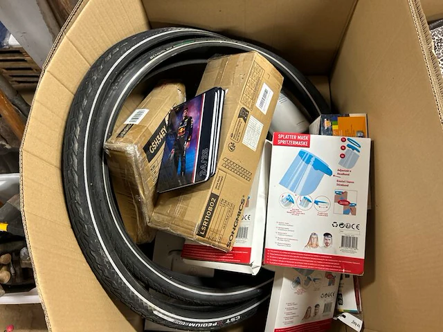 Partij diversen w.o. fietsbanden en woonaccessoires - afbeelding 5 van  7