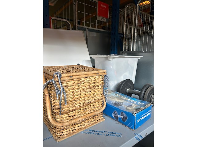 Partij diversen w.o. picknickmand, transparante afvalzakken, dumbell set - afbeelding 4 van  12