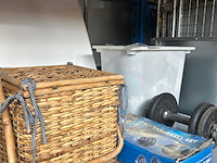 Partij diversen w.o. picknickmand, transparante afvalzakken, dumbell set - afbeelding 4 van  12