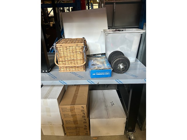 Partij diversen w.o. picknickmand, transparante afvalzakken, dumbell set - afbeelding 1 van  12