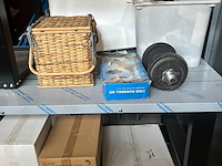 Partij diversen w.o. picknickmand, transparante afvalzakken, dumbell set - afbeelding 1 van  12