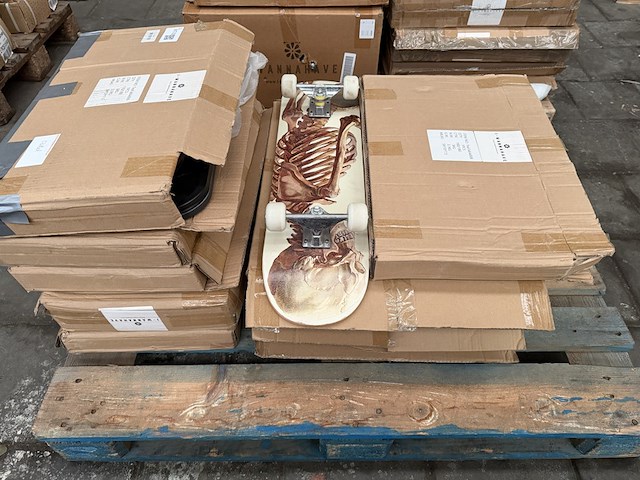 Partij diversen w.o. skateboard, bijzettafels - afbeelding 1 van  7