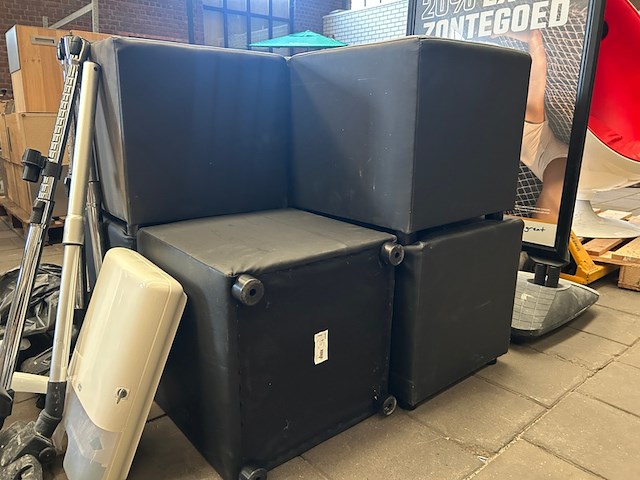 Partij diversen w.o. tandenbleekmachine, meubelen, reclamebord - afbeelding 3 van  14