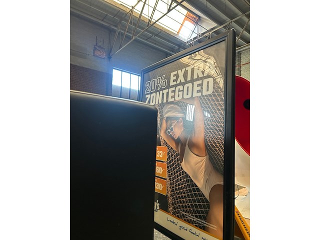 Partij diversen w.o. tandenbleekmachine, meubelen, reclamebord - afbeelding 6 van  14