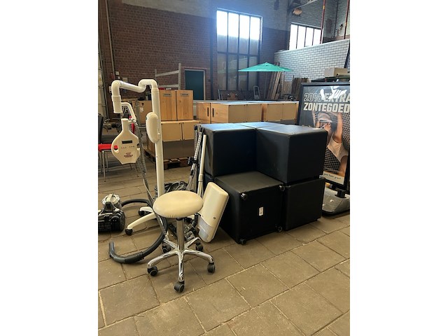 Partij diversen w.o. tandenbleekmachine, meubelen, reclamebord - afbeelding 1 van  14