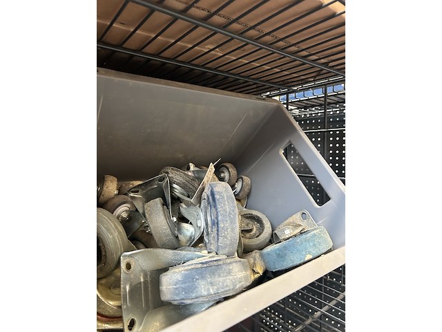 Partij diversen w.o. veiligheidskleding, o.a. tyvek - afbeelding 7 van  7