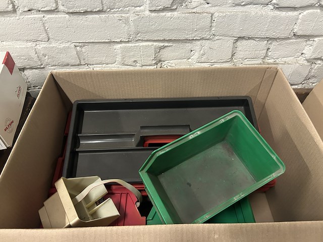 Partij diversen w.o. veiligheidsschoenen en bouwmaterialen - afbeelding 2 van  16